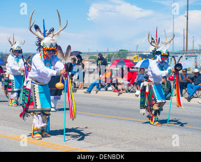 Les Amérindiens avec costume traditionnel participe à l'annuel 92 Inter-tribal cérémonie Banque D'Images