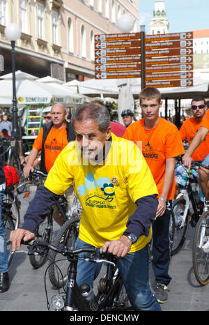 Zagreb, Croatie. 22 août, 2013. Semaine européenne de la mobilité 2013, Zagreb, Croatie. Une course appelée 'Zagrebacka zbica' qui s'est tenue le 22 septembre, le maire de Zagreb Milan Bandic sur un vélo/Marcutti Crédit : Nino Alamy Live News Banque D'Images