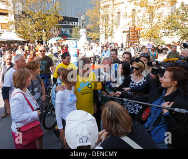 Zagreb, Croatie. 22 août, 2013. Semaine européenne de la mobilité 2013, Zagreb, Croatie. Une course appelée 'Zagrebačka žbica' qui s'est tenue le 22 septembre au maire Milan Bandic donne une interview sur la Fleur square Crédit : Nino/Marcutti Alamy Live News Banque D'Images