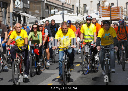 Zagreb, Croatie. 22 août, 2013. Semaine européenne de la mobilité 2013, Zagreb, Croatie. Une course appelée 'Zagrebačka žbica' qui s'est tenue le 22 septembre Départ de la course, le maire de Zagreb Milan Bandic sur la bicyclette dans le centre/Marcutti Crédit : Nino Alamy Live News Banque D'Images