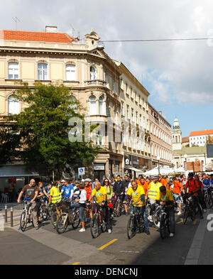 Zagreb, Croatie. 22 août, 2013. Semaine européenne de la mobilité 2013, Zagreb, Croatie. Une course appelée 'Zagrebačka žbica' qui s'est tenue le 22 septembre Départ de la course avec le maire de Milan Bandic Preradoviceva street Crédit : Nino/Marcutti Alamy Live News Banque D'Images