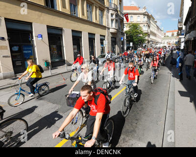 Zagreb, Croatie. 22 août, 2013. Semaine européenne de la mobilité 2013, Zagreb, Croatie. Une course appelée 'Zagrebačka žbica' qui s'est tenue le 22 septembre Preradoviceva street Crédit : Nino/Marcutti Alamy Live News Banque D'Images