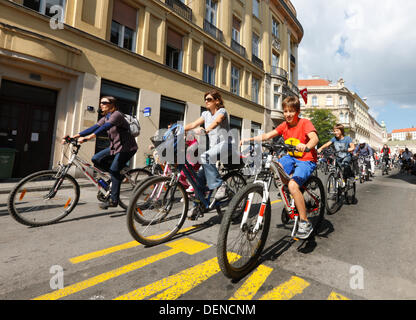 Zagreb, Croatie. 22 août, 2013. Semaine européenne de la mobilité 2013, Zagreb, Croatie. Une course appelée 'Zagrebačka zbica' qui s'est tenue le 22 septembre Preradoviceva street Crédit : Nino/Marcutti Alamy Live News Banque D'Images