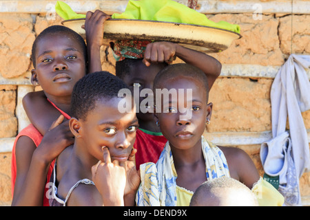 AXIM, GHANA - NOVEMBRE 13 - Groupe de jeunes Africaines posent devant un mur d'adobe dans un typique village de pêcheurs ruraux Banque D'Images