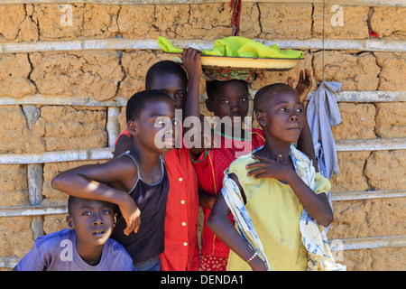 AXIM, GHANA - NOVEMBRE 13 - Groupe d'enfants africains posent devant un mur d'adobe dans un typique village de pêcheurs ruraux Banque D'Images