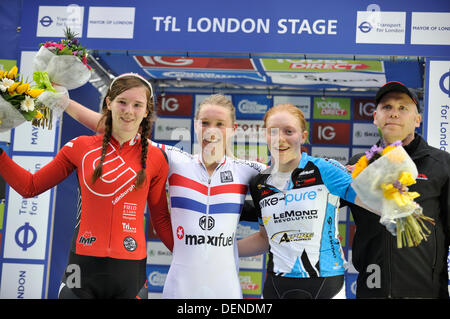 Londres, Royaume-Uni. 22 août, 2013. La Johnson Health Tech Westminster podium du Grand Prix. Louise Borthwick RCH Édimbourg [R], Hannah Barnes [MG-Maxifuel Pro Vélo] [C], Emily Nelson [Bike Pure - LeMond - Aspire Velotech] [R]. La Johnson Health Tech Grand Prix Westminster partie de la visite de la Grande-Bretagne. Credit : Action Plus Sport/Alamy Live News Banque D'Images