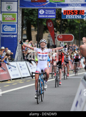 Londres, Royaume-Uni. 22 août, 2013. Hannah Barnes [FRA] [MG-Maxifuel Pro Cycling] gagne le Johnson Health Tech Grand Prix Westminster partie de la visite de la Grande-Bretagne. Credit : Action Plus Sport/Alamy Live News Banque D'Images