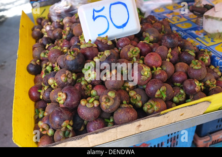 Les mangoustans for sale at market, Bangkok, Thaïlande Banque D'Images