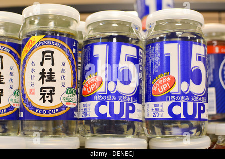 Petit 'cups' de l'amour à vendre dans un supermarché au Japon. Banque D'Images