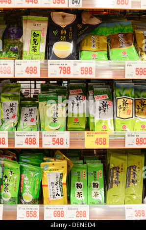 Sachets de thé vert en vente dans un supermarché au Japon. Banque D'Images