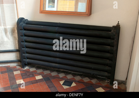 Radiateur en église Saint Jean-Baptiste, Crowle, Worcestershire, Angleterre, RU Banque D'Images