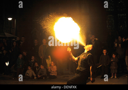 La troupe de feu Tribal a présenté un spectacle de danse du feu et de l'alimentation du feu de la Culture nuit au Guildhall Square, Derry Banque D'Images