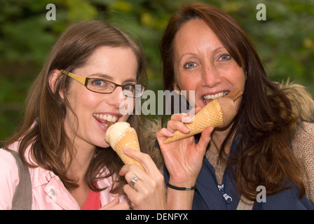 Deux femmes bénéficiant d'une glace à un show de l'été, hindhead, Hampshire, Royaume-Uni. Banque D'Images