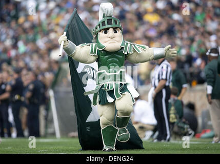 South Bend, Indiana, USA. 21e Août, 2013. 21 septembre 2013 : Michigan State mascot Sparty effectue au cours de NCAA Football action de jeu entre la Cathédrale Notre Dame Fighting Irish et la Michigan State Spartans au stade Notre-dame à South Bend, Indiana. Notre Dame de l'État du Michigan défait 17-13. Credit : csm/Alamy Live News Banque D'Images