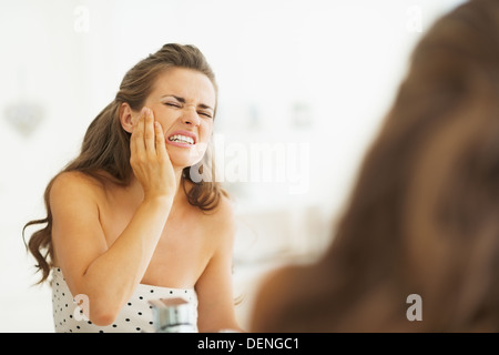 Femme ayant mal aux dents dans la salle de bains Banque D'Images