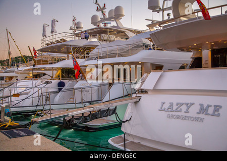 Motor yachts dans le port de Porto Cervo, Sardaigne, Italie Banque D'Images