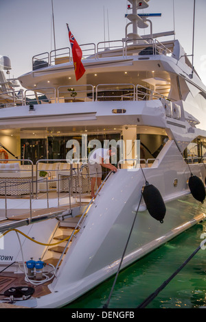 Motor yachts dans le port de Porto Cervo, Sardaigne, Italie Banque D'Images