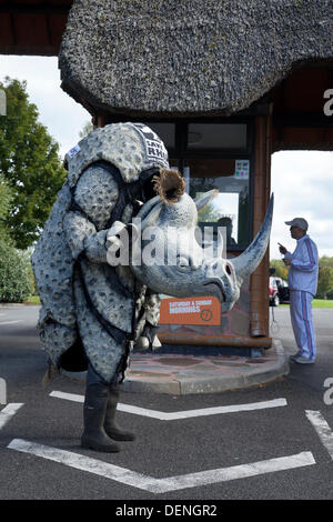Knowsley Safari World Rhino Day.Septembre 2013.Claire Daniel, 26 portant une tenue de rhinocéros de 6 pi 8 po de hauteur, de 25 lb, saluant les visiteurs à l'événement « Save the Rhino » au parc de safari Knowsley, à Liverpool.Journée mondiale des rhinocéros lorsque zoos, organisations et réserves partout dans le monde ont fait campagne pour sensibiliser les populations à la protection des rhinocéros contre le braconnage mortel, une crise qui continue de menacer les animaux en Afrique et en Asie.Les cornes de rhinocéros sont appréciées sur le marché noir international pour leurs prétendues valeurs « médicinales », une demande qui menace leur survie même. Banque D'Images