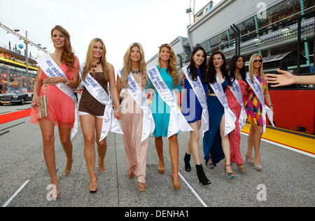 Singapour. 22 août, 2013. Sport Automobile : Championnat du Monde de Formule 1 de la FIA 2013, Grand Prix de Singapour, Miss Univers 2012 et 2013 participants Banque D'Images