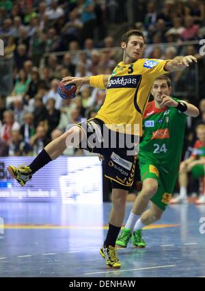 Uwe Gensheimer (L) de la Rhein-Neckar Loewen n'a observé un penalty de Magdebourg Michael Haass Au cours de la Bundesliga match de handball SC Magdeburg contre Rhein-Neckar Loewen au Getec-Arena à Magdeburg, Allemagne, 2 septembre 2013. Photo : JENS WOLF/dpa Banque D'Images