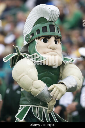 South Bend, Indiana, USA. 21e Août, 2013. 21 septembre 2013 : Michigan State mascot Sparty effectue au cours de NCAA Football action de jeu entre la Cathédrale Notre Dame Fighting Irish et la Michigan State Spartans au stade Notre-dame à South Bend, Indiana. Notre Dame de l'État du Michigan défait 17-13. Credit : csm/Alamy Live News Banque D'Images