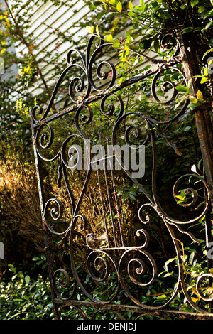 Vieux fer décoratif porte à une maison historique sur la rue Church à Charleston, SC. Banque D'Images