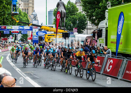 Londres, Royaume-Uni. 22 août, 2013. Sir Bradley Wiggins, de l'équipe Sky Procycling, remporte le Tour de Grande-Bretagne, tandis que Mark Cavendish, de l'Omega Pharma-Quick step-, gagne la dernière étape dans un sprint de fin. Whitehall, Londres, UK 22 Sep 2013. Crédit : Guy Bell/Alamy Live News Banque D'Images