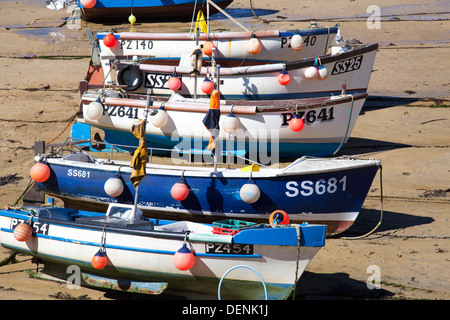 Bateaux de pêche dans le port de St Ives, Cornwall, Angleterre, Royaume-Uni Banque D'Images