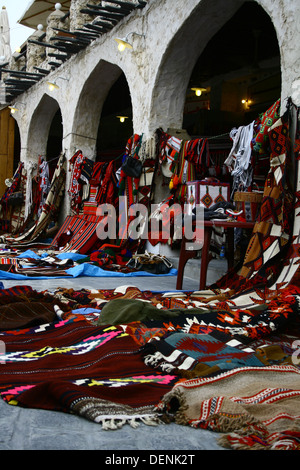 Marché de tapis dans la région de Souq Waqif, Doha, Qatar Banque D'Images