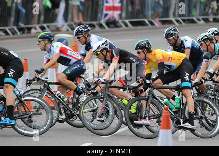 Londres, Royaume-Uni. 22 août, 2013. La visite de la Grande-Bretagne revient au centre de Londres pour sa finition emblématique au cœur de la capitale. Il faudra plus de dix tours de course du circuit, départ et arrivée sur Whitehall et passant des célèbres sites tels que la Tour de Londres, Big Ben et les chambres du Parlement. Credit : Ashok Saxena/Alamy Live News Banque D'Images