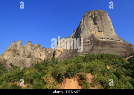 Grand pinnacles près du village de Kastraki, Météores, Grèce. Banque D'Images