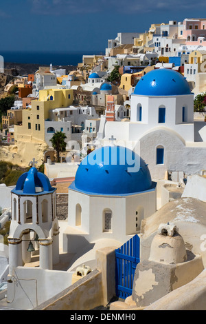 Vue du village d'Oia à Santorin, Grèce. Églises typique des Cyclades à l'avant-plan. Banque D'Images