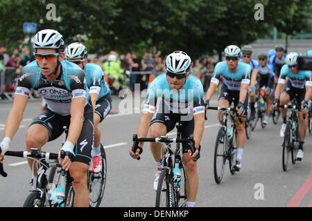 Londres, Royaume-Uni. 22 août, 2013. La visite de la Grande-Bretagne revient au centre de Londres pour sa finition emblématique au cœur de la capitale. Il faudra plus de dix tours de course du circuit, départ et arrivée sur Whitehall et passant des célèbres sites tels que la Tour de Londres, Big Ben et les chambres du Parlement. Credit : Ashok Saxena/Alamy Live News Banque D'Images