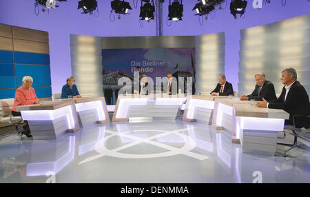 Union chrétienne-sociale (CSU) fraction Bundestag Gerda Hasselfeldt leader, l'Union chrétienne-démocrate (CDU) Chef de parti et la Chancelière allemande, Angela Merkel, hôtes, rédacteurs en chef de la ZDF Peter Frey et ARD Thomas Baumann, Parti social-démocrate (SPD) Peer Steinbrück, candidat Verts (Die Gruenen) premier candidat Juergen Trittin et Die Linke haut Bernd Riexinger candidat (L-R) attendre le début d'un débat télévisé sur l'élection générale allemande (Bundestagswahl) résultats, à la ZDF studios à Berlin le 22 septembre 2013. Photo : Ina Fassbender Banque D'Images