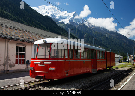 Funiculaire du Montenvers train de montagne. Chamonix, avec le massif du mont blanc en arrière-plan Banque D'Images