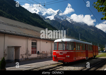 Funiculaire du Montenvers train de montagne. Chamonix, avec le massif du mont blanc en arrière-plan Banque D'Images