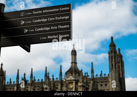 Un panneau d'information touristique dans le centre historique de Cambridge, Royaume-Uni Banque D'Images