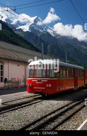 Funiculaire du Montenvers train de montagne. Chamonix, avec le massif du mont blanc en arrière-plan Banque D'Images