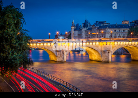 Twilight sur Pont Neuf et la Conciergerie, le long de la Seine, Paris France Banque D'Images