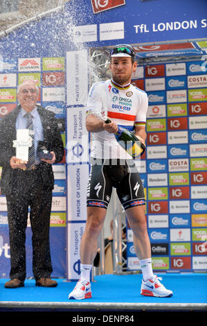 Londres, Royaume-Uni. 22 août, 2013. Mark Cavendish Team Omega Pharma - Quick Step célèbre sa victoire d'étape sur l'étape 8 du Tour de Grande-Bretagne. Credit : Action Plus Sport/Alamy Live News Banque D'Images