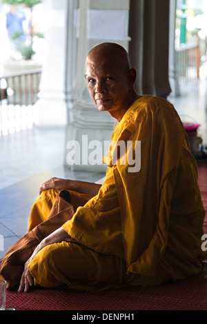 Le moine bouddhiste. Wat Phra Kaew, ou Temple du Bouddha d'Émeraude. Grand Palais. Bangkok, Thaïlande, Asie. Banque D'Images