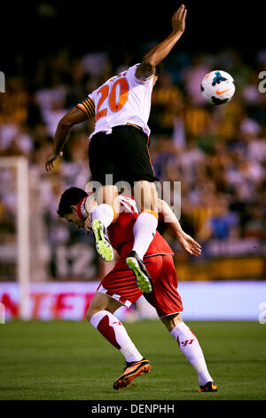 Valence, Espagne. 22 août, 2013. Defender Ricardo Costa de Valencia CF (UP) pour une balle haute duels avec l'avant Kevin Gameiro de Séville au cours de l'espagnol La Liga match entre Valence et Séville à partir du stade Mestalla. Credit : Action Plus Sport/Alamy Live News Banque D'Images