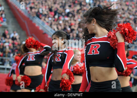 Piscataway, New Jersey, USA. 21e Août, 2013. 21 septembre 2013 : Le Rutgers Scarlet Knights dance squad effectuer pendant le jeu entre l'Arkansas et Rutgers Scarlet Knights Craftsman aspirateur avale à Highpoint Solutions Stadium à Piscataway, New Jersey Rutgers Scarlet Knights a défait l'Arkansas 28-24 Craftsman aspirateur avale-tout. © csm/Alamy Live News Banque D'Images