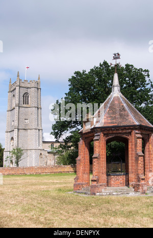 Vue sur l'église Saint Pierre et Saint Paul, et les couverts, la pompe village Village Heydon, Norfolk, Angleterre Banque D'Images