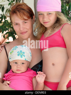 Portrait de famille d'été en plein air de Young Caucasian mère et deux de ses enfants Banque D'Images