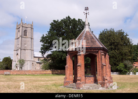 Vue sur l'église Saint Pierre et Saint Paul, et les couverts, la pompe village Village Heydon, Norfolk, Angleterre Banque D'Images