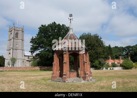 Vue sur l'église Saint Pierre et Saint Paul, le couvert de la pompe et de l'aumône village, maisons Village Heydon, Norfolk, Angleterre Banque D'Images