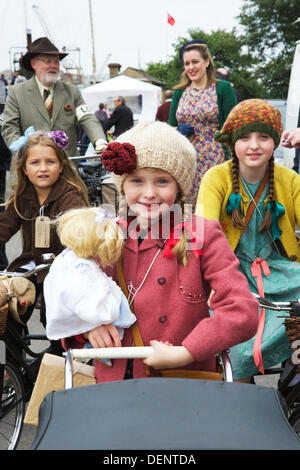 Chatham, Royaume-Uni. 21e Août, 2013. Salut à la 40's - Britain's 1940 Accueil/événement au Chatham Historic Dockyard. 1940 enfants en habits de la préparation pour l'évacuation vers le pays. Crédit : Tony Farrugia/Alamy Live News Banque D'Images