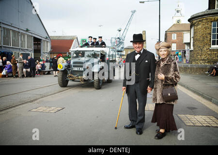 Chatham, Royaume-Uni. 21e Août, 2013. Salut à la 40's - Britain's 1940 Accueil/événement au Chatham Historic Dockyard. Le Premier ministre britannique Winston Churchill et épouse à Chatham Dockyard Banque D'Images