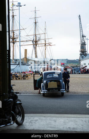 Chatham, Royaume-Uni. 21e Août, 2013. Salut à la 40's - Britain's 1940 Accueil/événement au Chatham Historic Dockyard. Véhicules civils, des grues, des bateaux, des docks. Banque D'Images